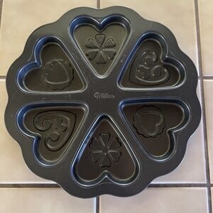 Wilton 6 Cavity Christmas Valentine Cookie Cake Pan Aluminum Baking Mold 11" D